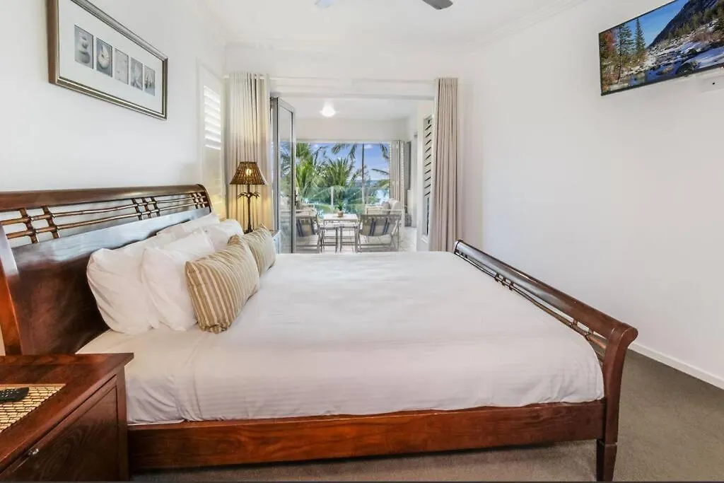 Blanco Beachfront Beauty - Chic Palm Cove Hideaway