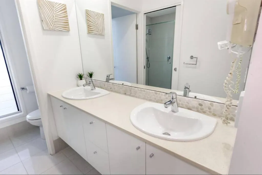 Blanco Beachfront Beauty - Chic Palm Cove Hideaway Daire