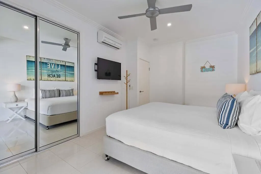 Blanco Beachfront Beauty - Chic Palm Cove Hideaway 0*,  Avustralya