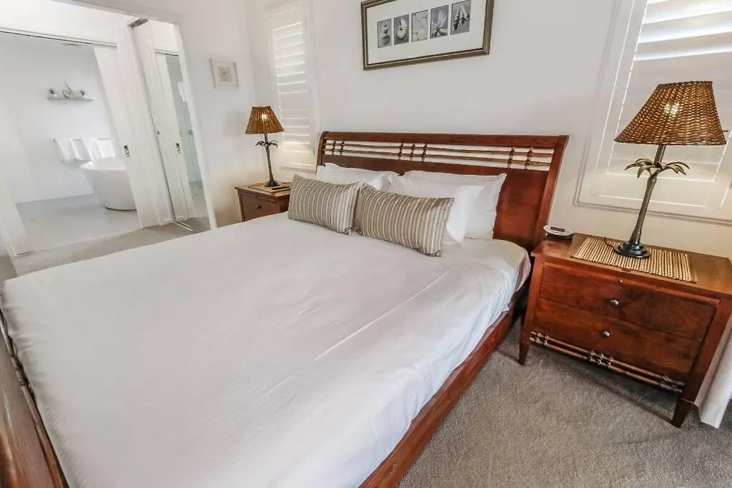 Blanco Beachfront Beauty - Chic Palm Cove Hideaway