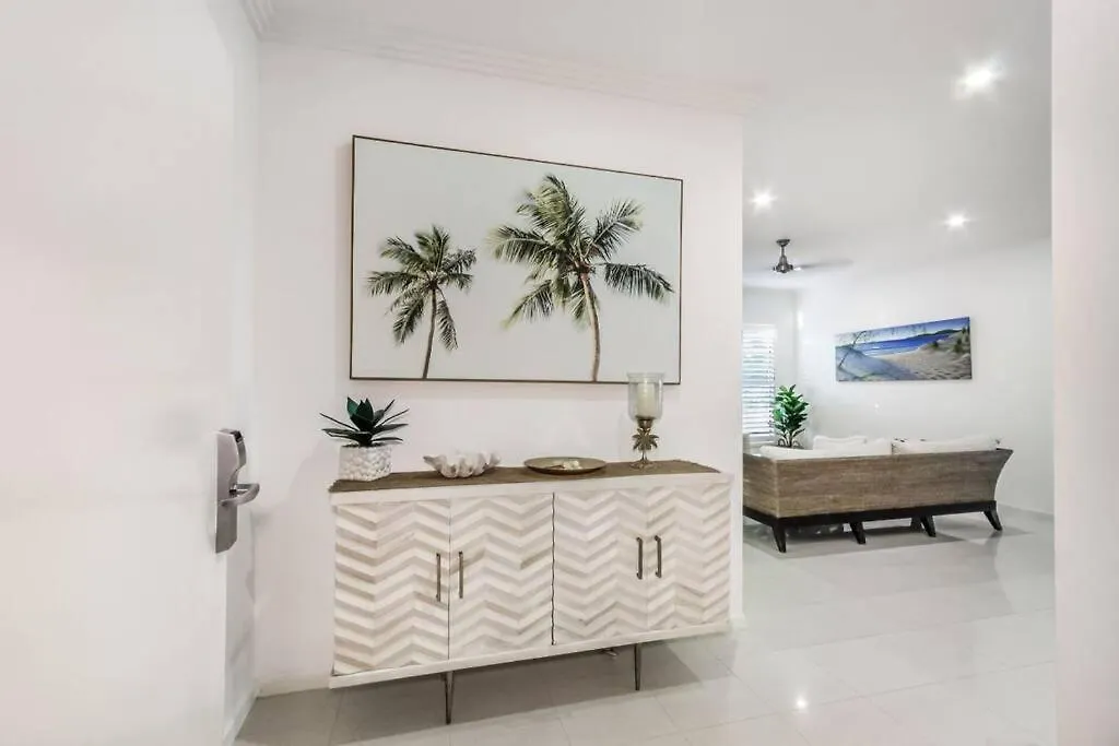 Daire Blanco Beachfront Beauty - Chic Palm Cove Hideaway